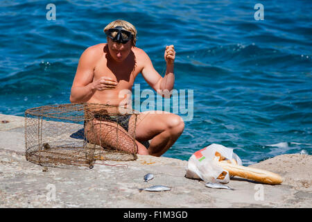 Reparatur von Fischfalle net Mann, Insel Korcula, Kroatien Stockfoto