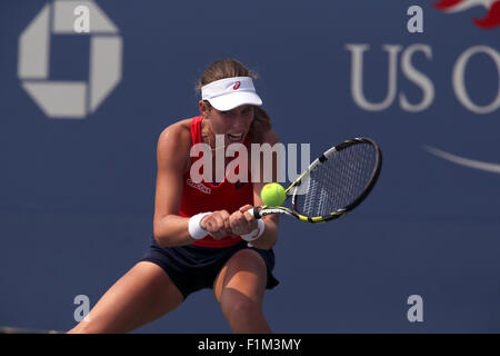 Großbritanniens Johanna Konta auf dem Weg zu einem Überraschungssieg über Spaniens Garbine Muguruza, die Nummer 9-Samen in ihrem zweiten Vorrundenspiel bei den US Open in Flushing Meadows, New York. Stockfoto