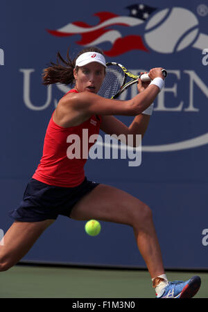 Großbritanniens Johanna Konta auf dem Weg zu einem Überraschungssieg über Spaniens Garbine Muguruza, die Nummer 9-Samen in ihrem zweiten Vorrundenspiel bei den US Open in Flushing Meadows, New York. Stockfoto