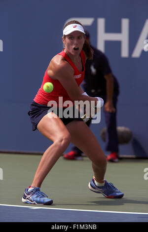 Großbritanniens Johanna Konta auf dem Weg zu einem Überraschungssieg über Spaniens Garbine Muguruza, die Nummer 9-Samen in ihrem zweiten Vorrundenspiel bei den US Open in Flushing Meadows, New York. Stockfoto