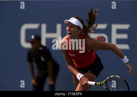 Großbritanniens Johanna Konta auf dem Weg zu einem Überraschungssieg über Spaniens Garbine Muguruza, die Nummer 9-Samen in ihrem zweiten Vorrundenspiel bei den US Open in Flushing Meadows, New York. Stockfoto