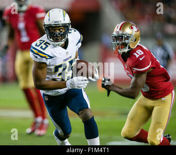 Halbzeit. 3. Sep 2015. San Diego Chargers Cornerback Richard Crawford (35) kehrt eine Interception während der NFL Football-Spiel zwischen den San Diego Chargers und die San Francisco 49ers im Levi's-Stadion in Santa Clara, Kalifornien. Die Niners führen die Ladegeräte 8-6 zur Halbzeit. Damon Tarver/Cal Sport Media/Alamy Live-Nachrichten Stockfoto