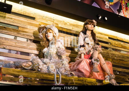 Japan, Osaka. Shinsaibashi, zwei weibliche manniquins auf shop Wand in Japanischen modische Lolita viktorianischen Art Kleidung. Stockfoto