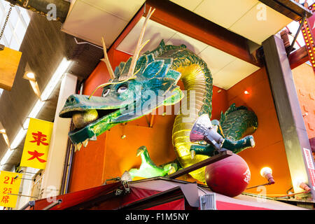 Japan, Osaka. Dotonbori, berühmten Kinryu Ramen noodle Ecke Restaurant mit goldenen und grünen Drachen Abbildung Zeichen über. Nahaufnahme von Zeichen. Stockfoto