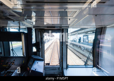 Blick durch die Fahrerkabine der japanischen Bahn durch eine Station bei Drehzahl überschreitet. Verschwommene Bewegung Stockfoto