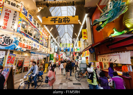 Japan, Osaka. Dotonbori, berühmten Kinryu Ramen noodle Ecke Restaurant mit Golden Dragon Abbildung Zeichen über. Die Leute draußen sitzen Diner essen. Besetzt. Stockfoto