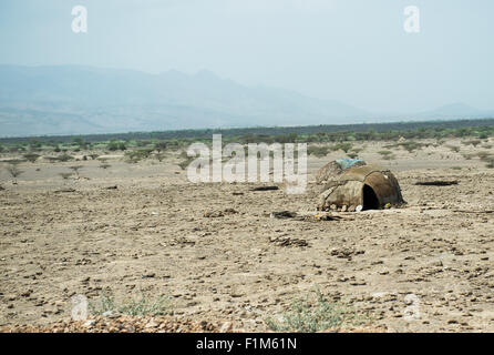 Traditionelle Afar-Häuser in einem kleinen Dorf mitten in der rauen Wüste Danakil-Senke in Äthiopien. Stockfoto