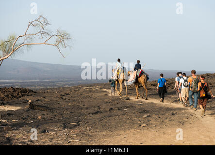 Tourist wandern nach unten aus dem Vulkan Erta Ale nach camping in der Nacht in der Nähe des Kraters. Stockfoto