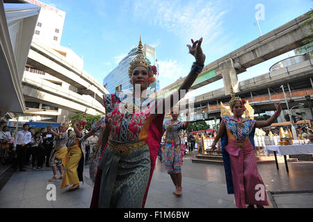 Bangkok, Thailand. 4. Sep, 2015. Darsteller führen Thai Tanz vor der restaurierten Phra Phrom Skulptur am Erawan Schrein während einer religiösen Zeremonie in Bangkok, Thailand, 4. September 2015. Eine religiöse Zeremonie fand in Bangkoks Erawan-Schrein am Freitagmorgen zu beten für die Wellness und den Wohlstand der Thais und Ausländer, nach der Schrein der Restaurierung im folgenden einen tödlichen Bombenanschlag nahm hier am 17. August statt. Handwerker-Bagan, den Schrein seit 26 Aug. wiederherzustellen und die Wiederherstellung auf 2. September abgeschlossen. Bildnachweis: Rachen Sageamsak/Xinhua/Alamy Live-Nachrichten Stockfoto