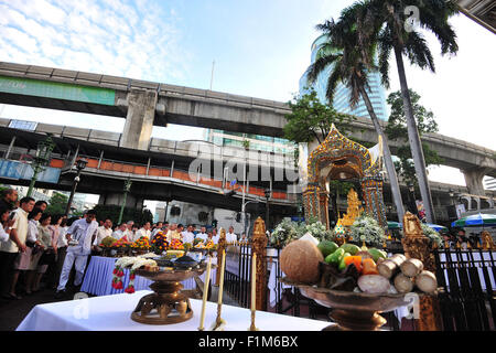 Bangkok, Thailand. 4. Sep, 2015. Die Menschen beten am Erawan Schrein während einer religiösen Zeremonie in Bangkok, Thailand, 4. September 2015. Eine religiöse Zeremonie fand in Bangkoks Erawan-Schrein am Freitagmorgen zu beten für die Wellness und den Wohlstand der Thais und Ausländer, nach der Schrein der Restaurierung im folgenden einen tödlichen Bombenanschlag nahm hier am 17. August statt. Handwerker-Bagan, den Schrein seit 26 Aug. wiederherzustellen und die Wiederherstellung auf 2. September abgeschlossen. Bildnachweis: Rachen Sageamsak/Xinhua/Alamy Live-Nachrichten Stockfoto