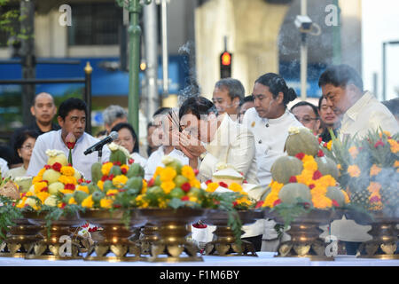 Bangkok, Thailand. 4. Sep, 2015. Thai-Minister der Culture Vira Rojpojchanarat (C) betet vor dem restaurierten Phra Phrom Skulptur am Erawan Schrein während einer religiösen Zeremonie in Bangkok, Thailand, 4. September 2015. Eine religiöse Zeremonie fand in Bangkoks Erawan-Schrein am Freitagmorgen zu beten für die Wellness und den Wohlstand der Thais und Ausländer, nach der Schrein der Restaurierung im folgenden einen tödlichen Bombenanschlag nahm hier am 17. August statt. Handwerker-Bagan, den Schrein seit 26 Aug. wiederherzustellen und die Wiederherstellung auf 2. September abgeschlossen. Bildnachweis: Li Mangmang/Xinhua/Alamy Live-Nachrichten Stockfoto