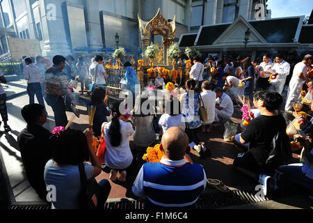 Bangkok, Thailand. 4. Sep, 2015. Die Menschen beten am Erawan Schrein während einer religiösen Zeremonie in Bangkok, Thailand, 4. September 2015. Eine religiöse Zeremonie fand in Bangkoks Erawan-Schrein am Freitagmorgen zu beten für die Wellness und den Wohlstand der Thais und Ausländer, nach der Schrein der Restaurierung im folgenden einen tödlichen Bombenanschlag nahm hier am 17. August statt. Handwerker-Bagan, den Schrein seit 26 Aug. wiederherzustellen und die Wiederherstellung auf 2. September abgeschlossen. Bildnachweis: Rachen Sageamsak/Xinhua/Alamy Live-Nachrichten Stockfoto