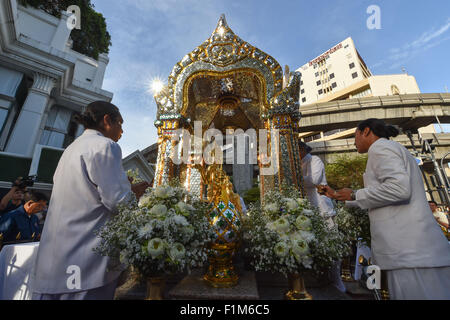 Bangkok, Thailand. 4. Sep, 2015. Hindu Priester führen einen Gottesdienst neben den restaurierten Phra Phrom Bildhauerei an der Erawan-Schrein während einer religiösen Zeremonie in Bangkok, Thailand, 4. September 2015. Eine religiöse Zeremonie fand in Bangkoks Erawan-Schrein am Freitagmorgen zu beten für die Wellness und den Wohlstand der Thais und Ausländer, nach der Schrein der Restaurierung im folgenden einen tödlichen Bombenanschlag nahm hier am 17. August statt. Handwerker-Bagan, den Schrein seit 26 Aug. wiederherzustellen und die Wiederherstellung auf 2. September abgeschlossen. Bildnachweis: Li Mangmang/Xinhua/Alamy Live-Nachrichten Stockfoto