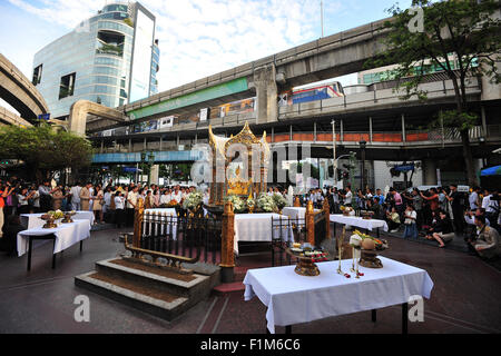 Bangkok, Thailand. 4. Sep, 2015. Die Menschen beten am Erawan Schrein während einer religiösen Zeremonie in Bangkok, Thailand, 4. September 2015. Eine religiöse Zeremonie fand in Bangkoks Erawan-Schrein am Freitagmorgen zu beten für die Wellness und den Wohlstand der Thais und Ausländer, nach der Schrein der Restaurierung im folgenden einen tödlichen Bombenanschlag nahm hier am 17. August statt. Handwerker-Bagan, den Schrein seit 26 Aug. wiederherzustellen und die Wiederherstellung auf 2. September abgeschlossen. Bildnachweis: Rachen Sageamsak/Xinhua/Alamy Live-Nachrichten Stockfoto