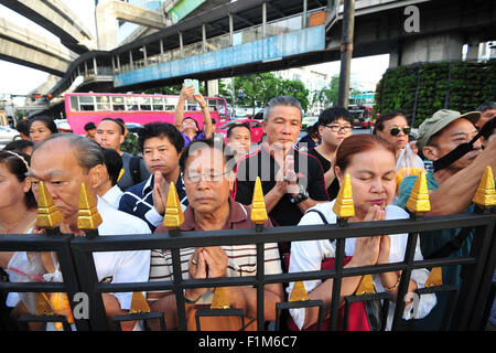 Bangkok, Thailand. 4. Sep, 2015. Die Menschen beten außerhalb der Erawan-Schrein während einer religiösen Zeremonie in Bangkok, Thailand, 4. September 2015. Eine religiöse Zeremonie fand in Bangkoks Erawan-Schrein am Freitagmorgen zu beten für die Wellness und den Wohlstand der Thais und Ausländer, nach der Schrein der Restaurierung im folgenden einen tödlichen Bombenanschlag nahm hier am 17. August statt. Handwerker-Bagan, den Schrein seit 26 Aug. wiederherzustellen und die Wiederherstellung auf 2. September abgeschlossen. Bildnachweis: Rachen Sageamsak/Xinhua/Alamy Live-Nachrichten Stockfoto