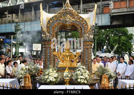 Bangkok, Thailand. 4. Sep, 2015. Menschen versammeln sich vor dem restaurierten Phra Phrom Skulptur am Erawan Schrein während einer religiösen Zeremonie in Bangkok, Thailand, 4. September 2015. Eine religiöse Zeremonie fand in Bangkoks Erawan-Schrein am Freitagmorgen zu beten für die Wellness und den Wohlstand der Thais und Ausländer, nach der Schrein der Restaurierung im folgenden einen tödlichen Bombenanschlag nahm hier am 17. August statt. Handwerker-Bagan, den Schrein seit 26 Aug. wiederherzustellen und die Wiederherstellung auf 2. September abgeschlossen. Bildnachweis: Li Mangmang/Xinhua/Alamy Live-Nachrichten Stockfoto
