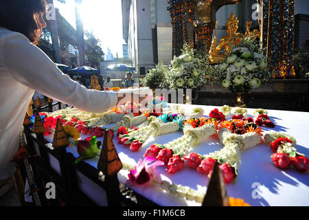 Bangkok, Thailand. 4. Sep, 2015. Eine Frau präsentiert Blumen auf den Erawan-Schrein während einer religiösen Zeremonie in Bangkok, Thailand, 4. September 2015. Eine religiöse Zeremonie fand in Bangkoks Erawan-Schrein am Freitagmorgen zu beten für die Wellness und den Wohlstand der Thais und Ausländer, nach der Schrein der Restaurierung im folgenden einen tödlichen Bombenanschlag nahm hier am 17. August statt. Handwerker-Bagan, den Schrein seit 26 Aug. wiederherzustellen und die Wiederherstellung auf 2. September abgeschlossen. Bildnachweis: Rachen Sageamsak/Xinhua/Alamy Live-Nachrichten Stockfoto