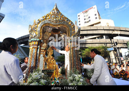 Bangkok, Thailand. 4. Sep, 2015. Hindu Priester führen einen Gottesdienst neben den restaurierten Phra Phrom Bildhauerei an der Erawan-Schrein während einer religiösen Zeremonie in Bangkok, Thailand, 4. September 2015. Eine religiöse Zeremonie fand in Bangkoks Erawan-Schrein am Freitagmorgen zu beten für die Wellness und den Wohlstand der Thais und Ausländer, nach der Schrein der Restaurierung im folgenden einen tödlichen Bombenanschlag nahm hier am 17. August statt. Handwerker-Bagan, den Schrein seit 26 Aug. wiederherzustellen und die Wiederherstellung auf 2. September abgeschlossen. Bildnachweis: Rachen Sageamsak/Xinhua/Alamy Live-Nachrichten Stockfoto