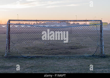 Alten Fußballtor mit fehlerhaften net Stockfoto