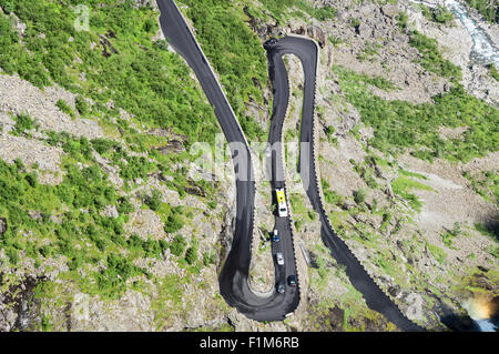 Verkehr und Haarnadeln auf Serpentinenstraße Trollstigen, Norwegen Stockfoto