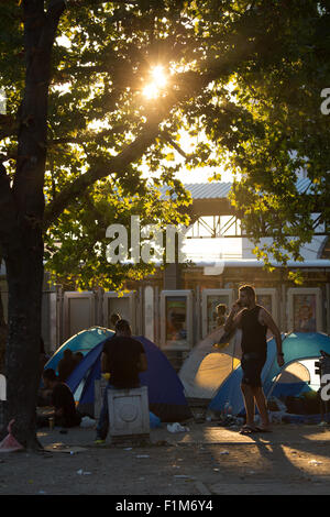 Syrien und die afghanische Flüchtlinge, Migration durch Belgrad, Serbien auf dem Weg nach Europa. September 2015 Stockfoto