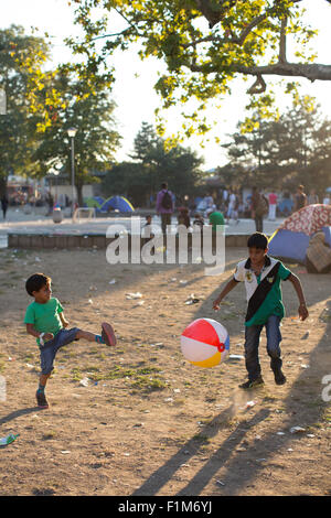 Syrien und die afghanische Flüchtlinge, Migration durch Belgrad, Serbien auf dem Weg nach Europa. September 2015 Stockfoto