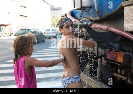 Syrien und die afghanische Flüchtlinge, Migration durch Belgrad, Serbien auf dem Weg nach Europa. September 2015 Stockfoto