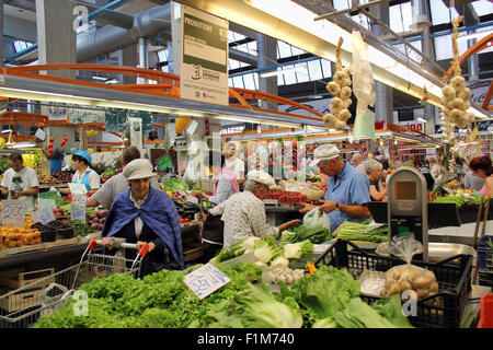 Mailand, Italien - 24. Juni 2015: Indoor Stadtmarkt von frischen italienischen Gemüse und Obst. Italien – der größte Hersteller in Europa Stockfoto