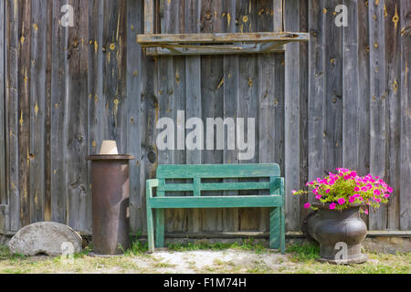 Rauchen in der Nähe der ländlichen Holzhaus. Sonnigen Sommertag Stockfoto