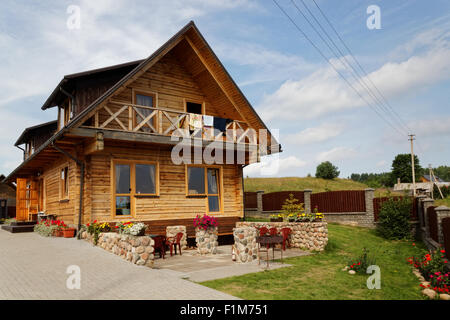 VILNIUS, Litauen - 27. Juli 2013: Typisch baltische Europäische moderne ländlichen Boarding Holzhaus - Hotel für Touristen Dorf Stockfoto