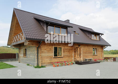 VILNIUS, Litauen - 27. Juli 2013: Typisch baltische Europäische moderne ländlichen Boarding Holzhaus - Hotel für Touristen Dorf Stockfoto