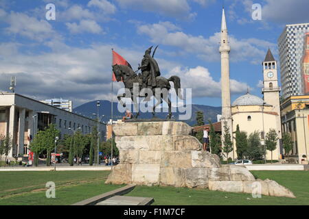 Statue von Skanderbeg mit Et'hem-Bey-Moschee und Clocktower hinter Skanderbeg-Platz, Tirana, Albanien, Balkan, Europa Stockfoto