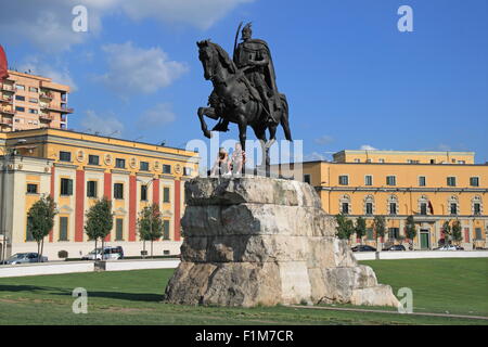 Statue von Skanderbeg mit Rathaus hinter Skanderbeg-Platz, Tirana, Albanien, Balkan, Europa Stockfoto