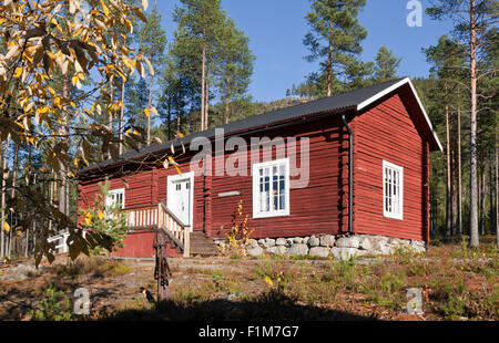 MALA, SCHWEDEN AM 10. OKTOBER 2013. Außen ein Holz Holzhaus dieser Seite eines Hügels. Fähigkeiten aus dem Landkreis. Redaktionelle Nutzung. Stockfoto