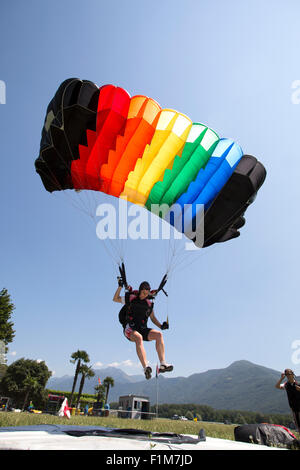 Fallschirmspringer unter Vordach nähert sich die Runde Zielscheibe auf der Landung Matratze. Dieser Jumper ist Training für den nächsten Wettbewerb. Stockfoto