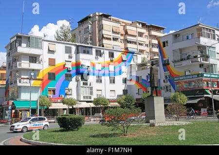 Rainbow Buildings and statue of US President Woodrow Wilson, Wilson Square, Tirana, Albania, Balkans, Europe Stockfoto