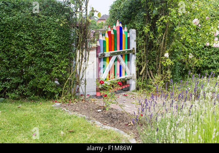 kreative Gartentür mit Buntstiften Stockfoto