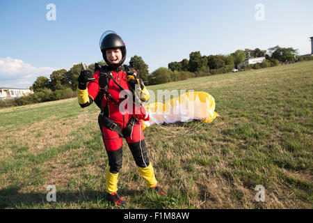 Freefly Fallschirmspringer Mädchen mit ihrem Fallschirm gelandet und sie ist jetzt sehr glücklich, wieder auf die Erde zu retten sein. Stockfoto