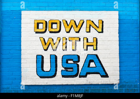 Nieder mit USA, Graffiti an der Wand, ehem. Botschaft der Vereinigten Staaten von Amerika in Teheran, Iran Stockfoto