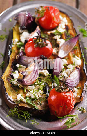 Gebackene Auberginen mit Tomaten, Zwiebeln und Kräutern, Nahaufnahme Stockfoto