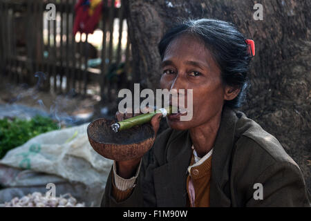 Einheimische Frau Rauchen eine Cheeroot Zigarre, Porträt, Mandalay-Division, Bagan, Mandalay-Division, Myanmar Stockfoto