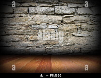 verwitterte Steinmauer und Holzboden auf inneren architektonischen Kulisse Stockfoto