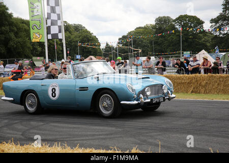 Paul Hollywood fahren Chris Evans 1964 Aston Martin DB5 Convertible Auto Fest Nord 2015 Stockfoto