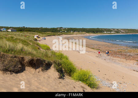 Port Eynon Strand der Gower Halbinsel Wales uk beliebtes Reiseziel im Sommer mit blauen Himmel und Menschen Stockfoto