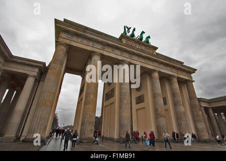 Das Brandenburger Tor in Berlin, Deutschland, Weitwinkel-Objektiv, spät am Abend an einem bewölkten Tag Stockfoto