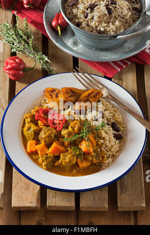 Karibisches Curry Ziege mit Reis und Erbsen. West Indies Essen Stockfoto