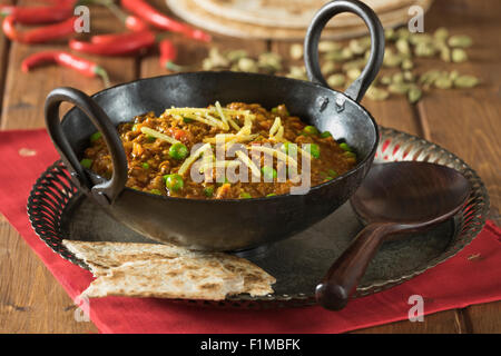 Keema Curry. Würziges Hackfleisch Lamm im Karahi Kochtopf. Indien-Essen Stockfoto