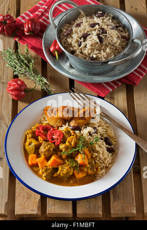 Karibisches Curry Ziege mit Reis und Erbsen. West Indies Essen Stockfoto