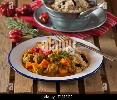 Karibisches Curry Ziege mit Reis und Erbsen. West Indies Essen Stockfoto