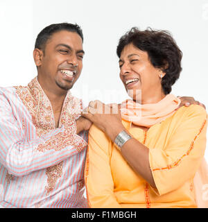 Porträt der glückliche indische Familie Spaß zu Hause. 50er Jahre ältere indische Mutter und 30er Jahre gewachsen Sohn glücklich lachend. Stockfoto